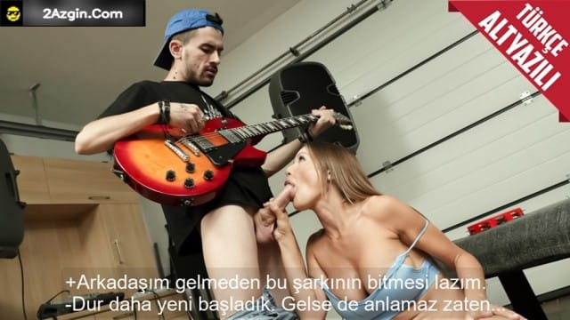 Akadaşının karısını sinir eden gitarist oğlan sinirli kadının bam teline vurdu