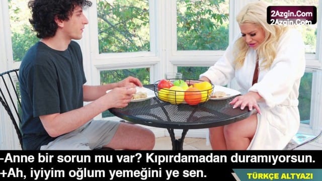 Annemle yemekte titriyordu meğerse dildoya oturmuş orgazm oluyormuş