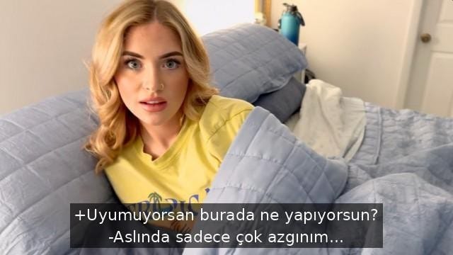 Azgınlığından amcığını okşayan tatlı kız yatağına gelen üvey kardeşini sikişmeden bırakmıyor