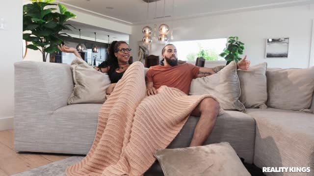 Oyuncu kız yarraku kontrol ediyor sikiş izle